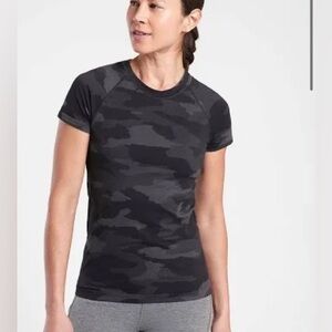 EUC Athleta seamless momentum camo top/tee size M